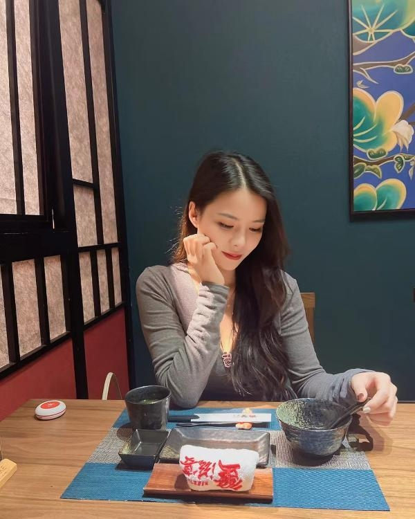 广州市黑丝翘臀美女