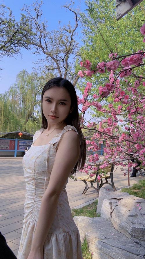 00年小萝莉自做自聊 小蛮腰凹凸有致 皮肤光滑 幼女控必入！