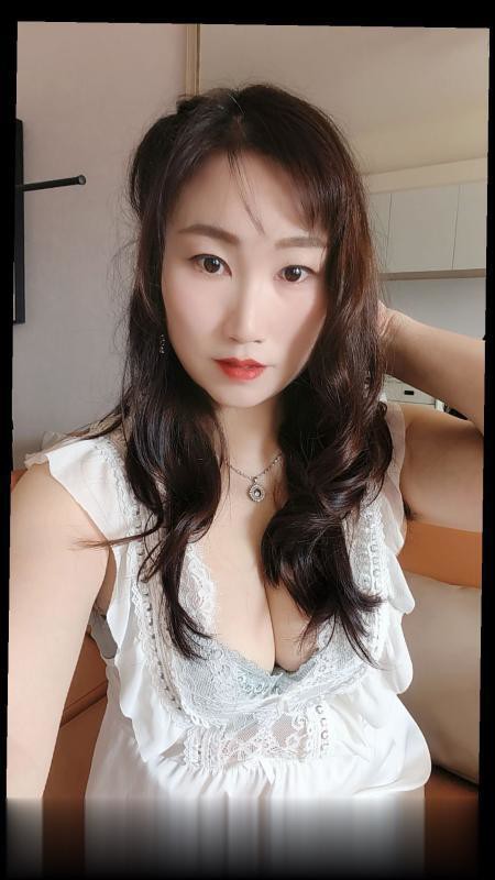 长沙雨花区少妇体验身材皮肤很好，穿上丝袜腿很完美