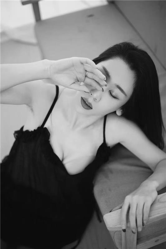 肤白小妖精,魅惑的姿势真爽